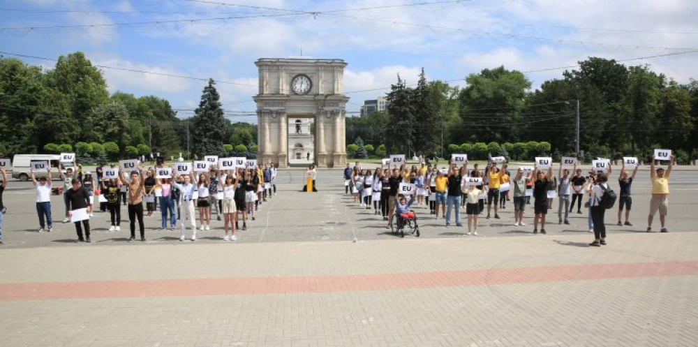 FOTO // 100 de tineri au atenționat asupra problemelor generației lor în Moldova și au prezentat angajamentele PAS pentru tineri